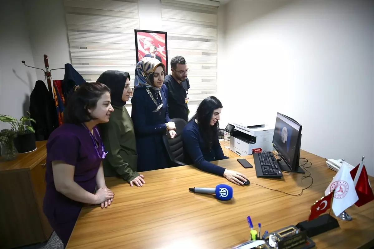 Muş'ta hemşireler, AA'nın 'Yılın Kareleri' oylamasına katıldı