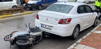 Nazilli'de park halindeki otomobile çarpan motosikletin sürücüsü yaralandı
