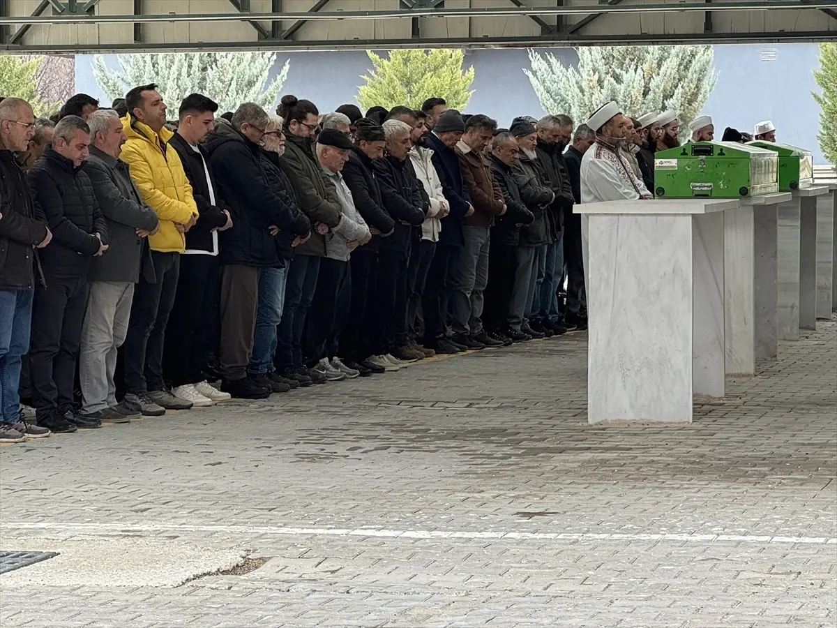 Niğde'de trafik kazası sonrası silahla öldürülen 2 kişinin cenazesi defnedildi