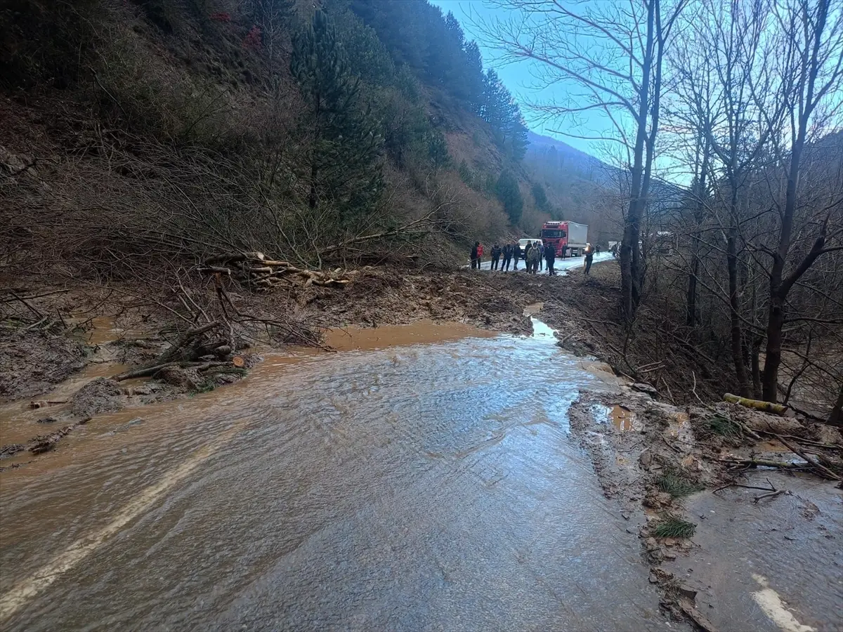 Ödemiş'te heyelanın ardından kapanan yol ulaşıma açıldı
