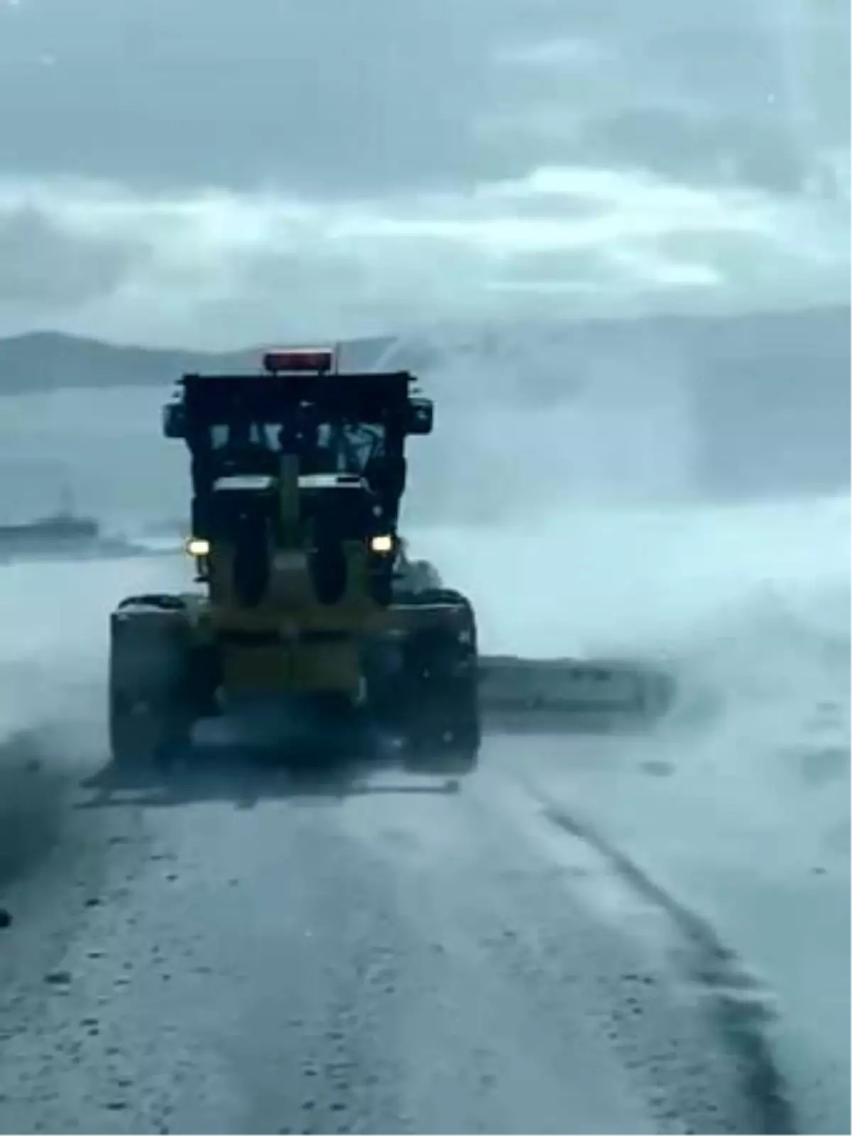Özel İdare ekipleri tipiden kapanan yolları açmak için aralıksız çalışıyor