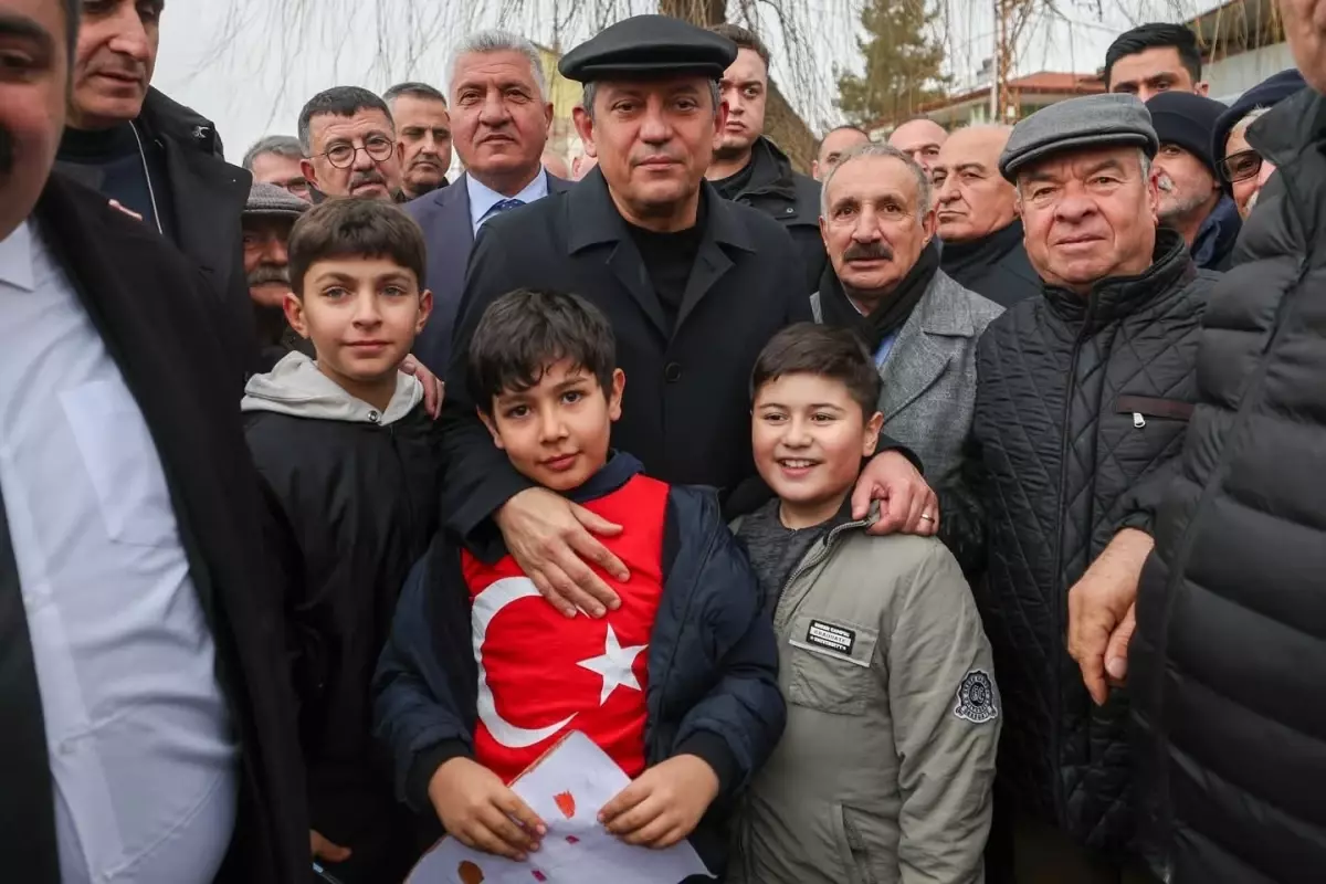 Özgür Özel, Depremzedelerle Buluştu ve CHP Projelerini Tanıttı