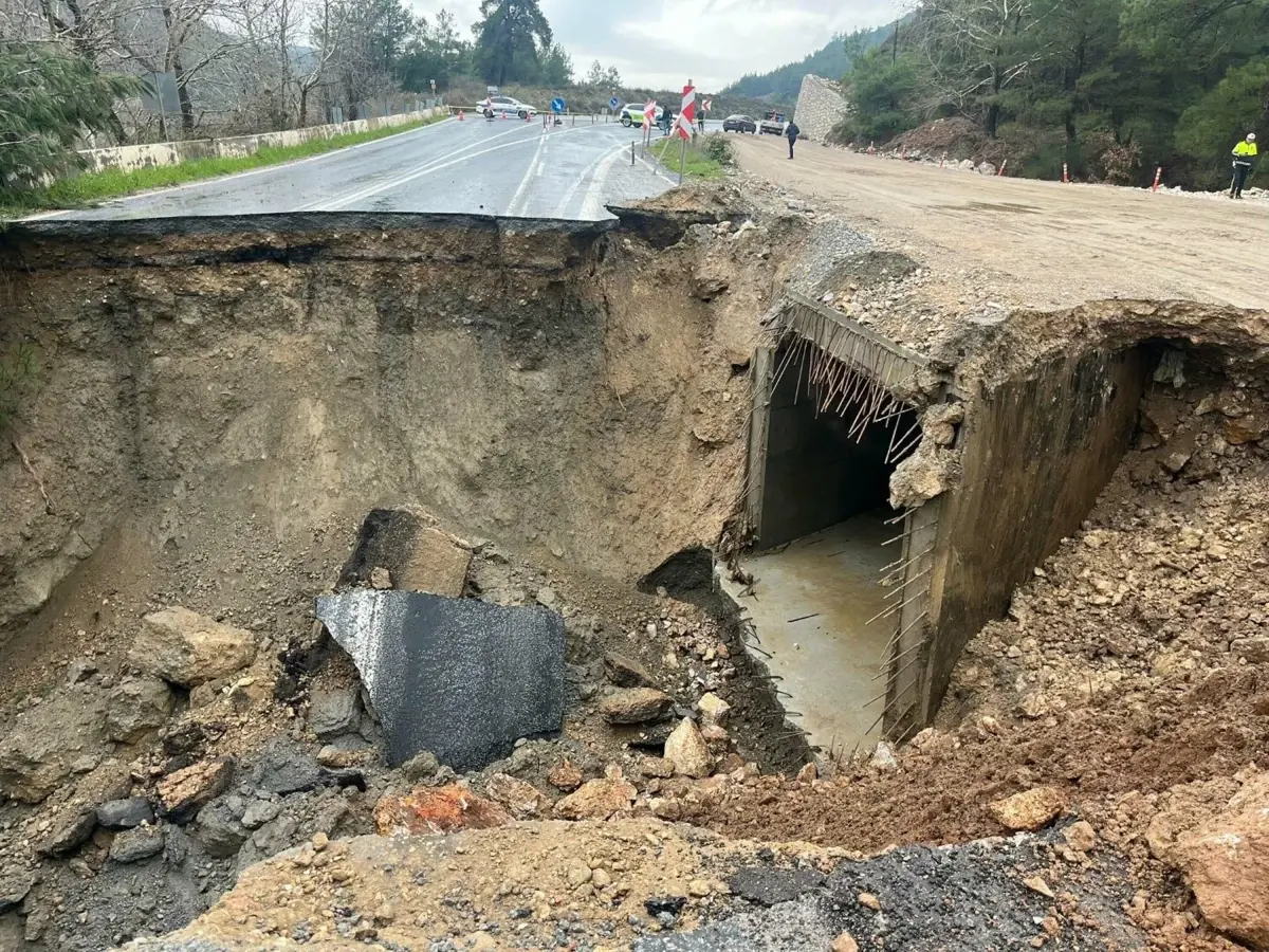 Sağanak nedeniyle yol çöktü