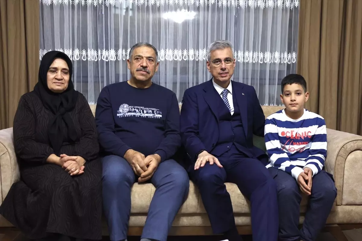 Sağlık Bakanı Memişoğlu, Hatay'da depremzede Gümüş ailesini ziyaret etti