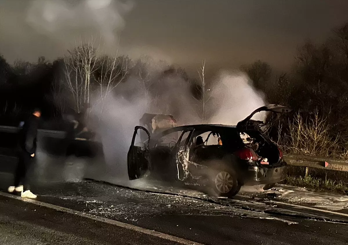 Sakarya'da yangın çıkan otomobil kullanılamaz hale geldi