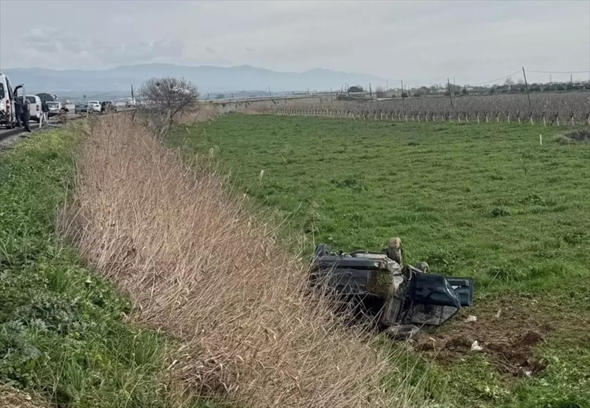 Salihli'de devrilen otomobildeki 2 kişi yaralandı