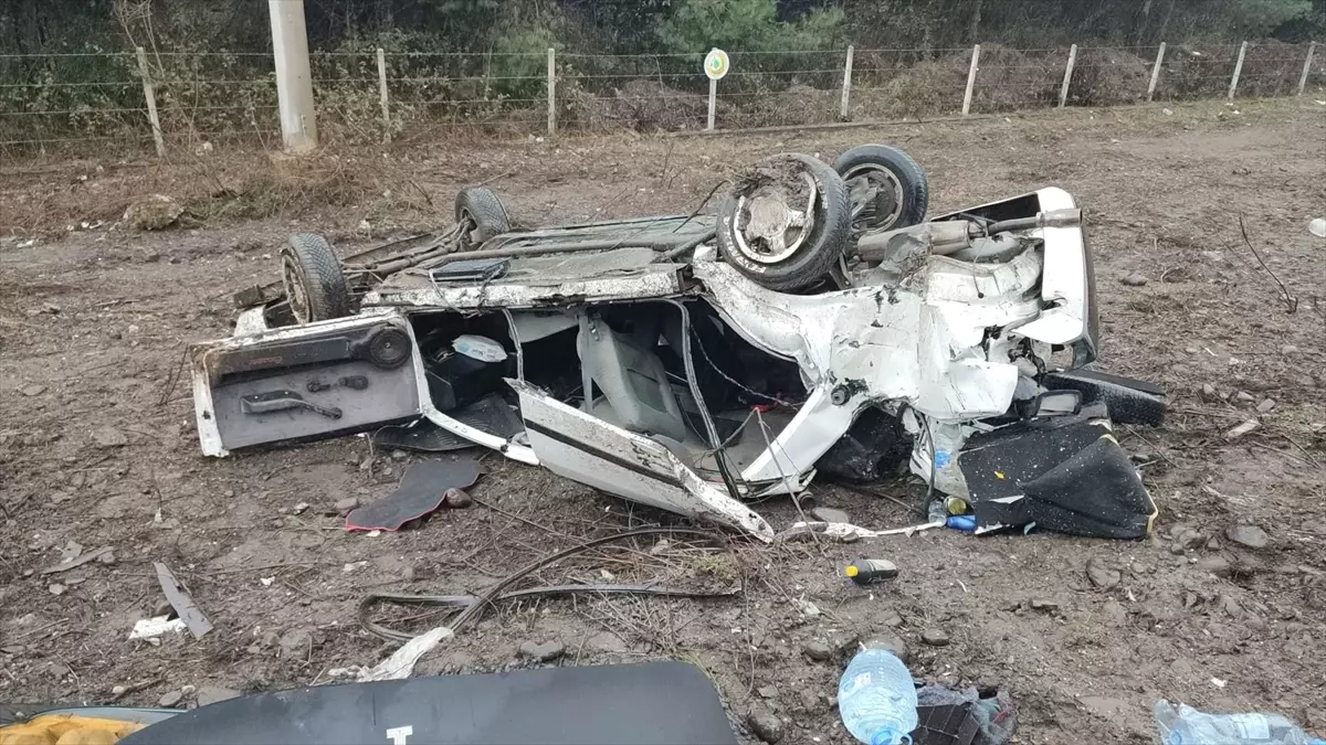 Samsun'da devrilen otomobildeki 2 kişi yaralandı