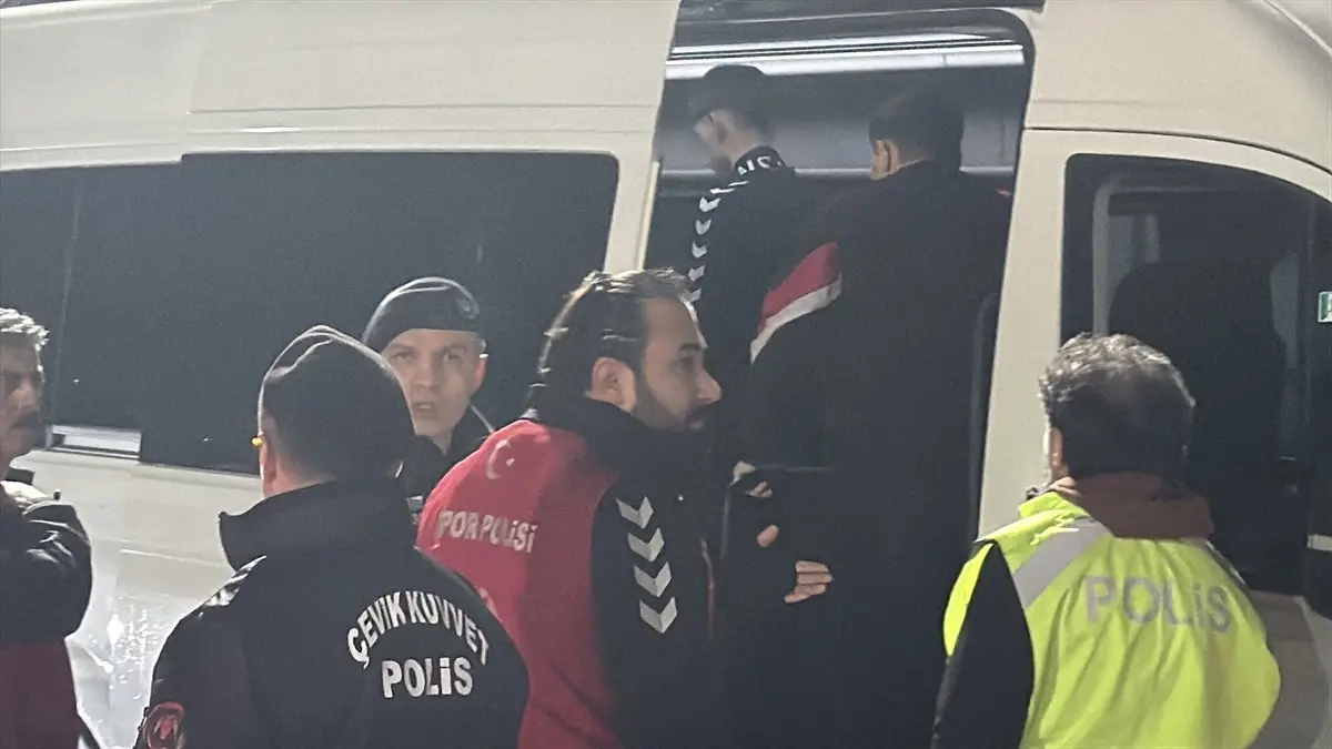 Samsun'da Trabzonspor takım otobüsünü taşladıkları iddiasıyla gözaltına alınan 5 kişiye adli kontrol