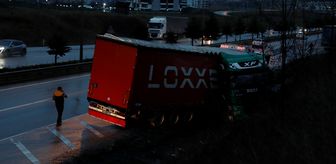 Samsun'da yoldan çıkan tırın sürücüsü yaralandı