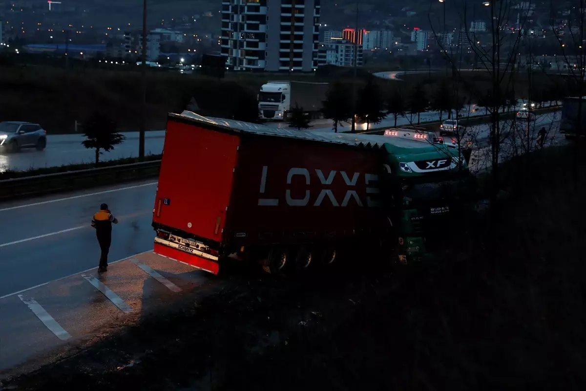 Samsun'da yoldan çıkan tırın sürücüsü yaralandı