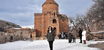Sanatçı Hülya Koçyiğit, Akdamar Adası'nı gezdi