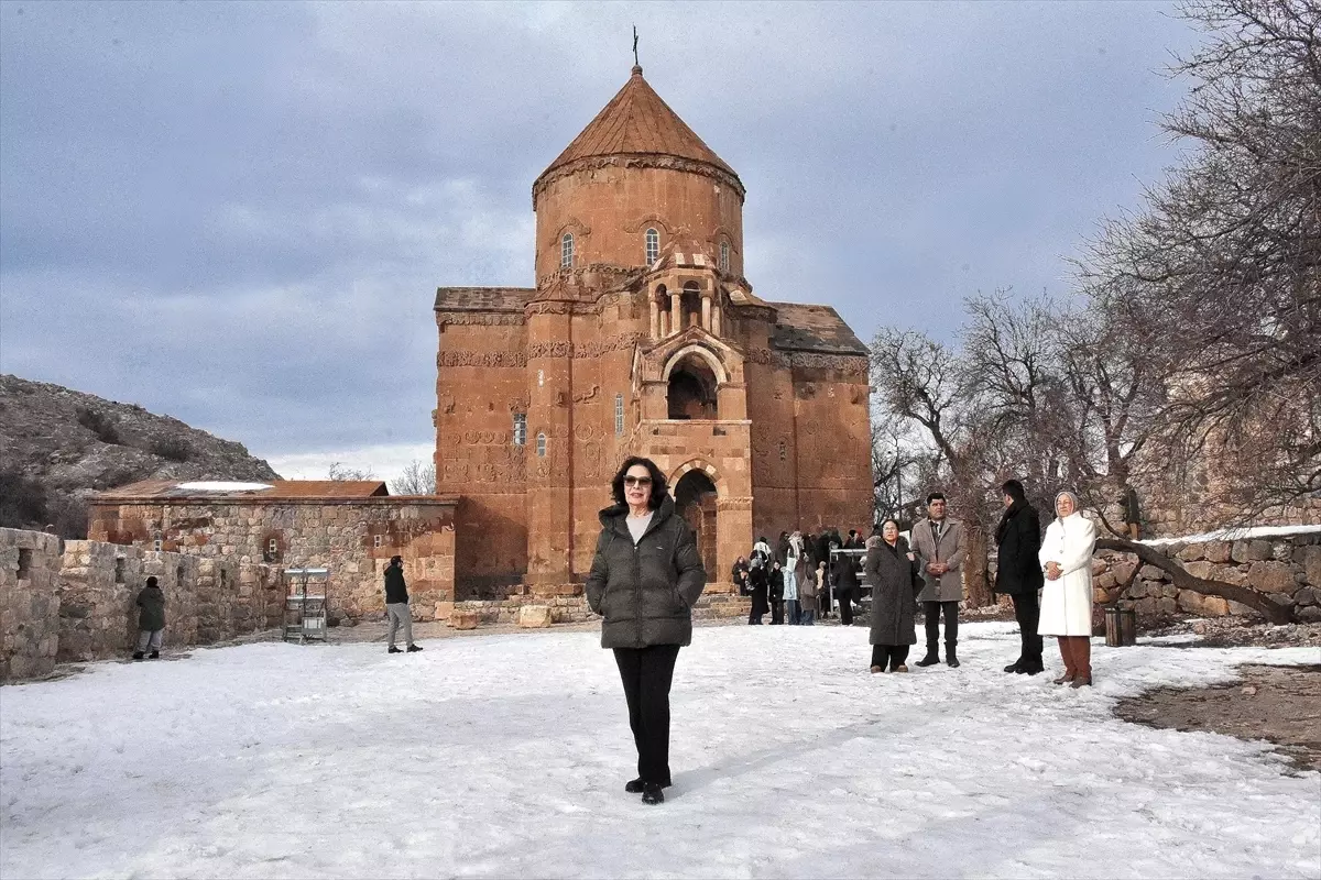 Sanatçı Hülya Koçyiğit, Akdamar Adası'nı gezdi