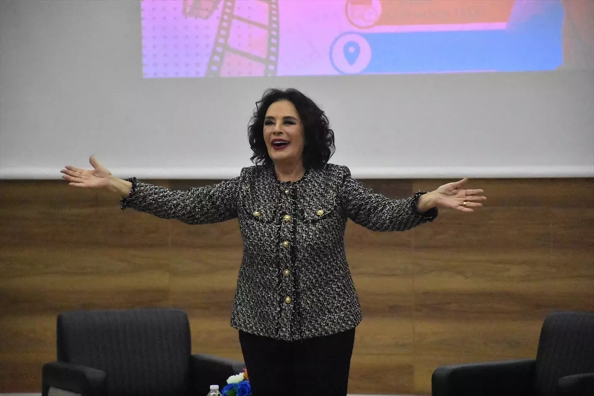 Sanatçı Hülya Koçyiğit, Van'da 'Sinema ve Aile' konulu söyleşiye katıldı
