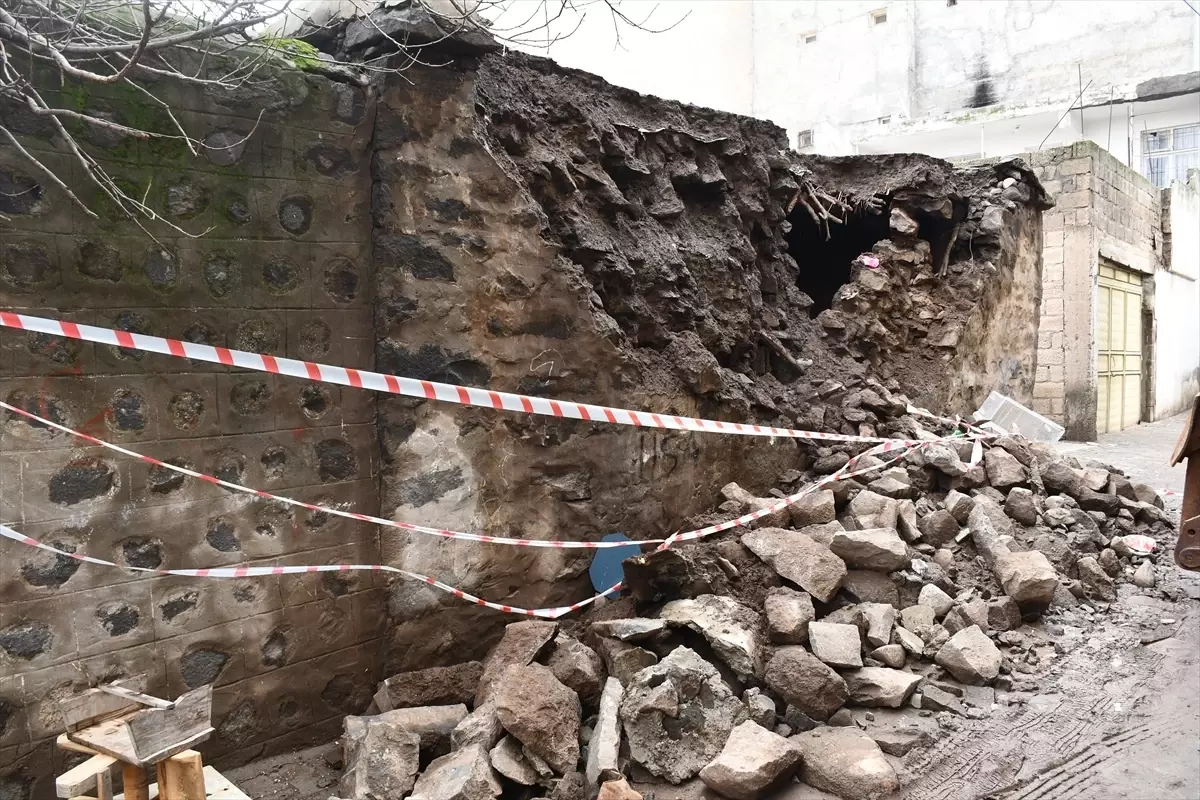 Şanlıurfa'da duvarı çöken metruk ev belediye ekiplerince yıkıldı