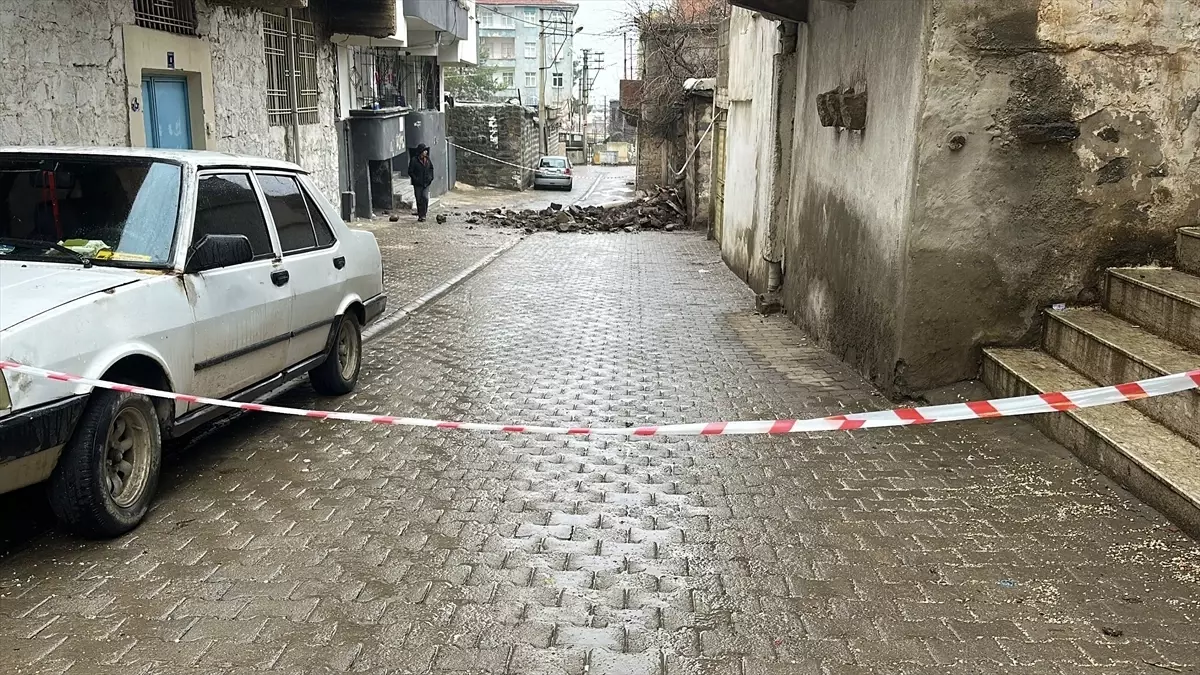 Şanlıurfa'da evin duvarının çökmesi güvenlik kamerasında