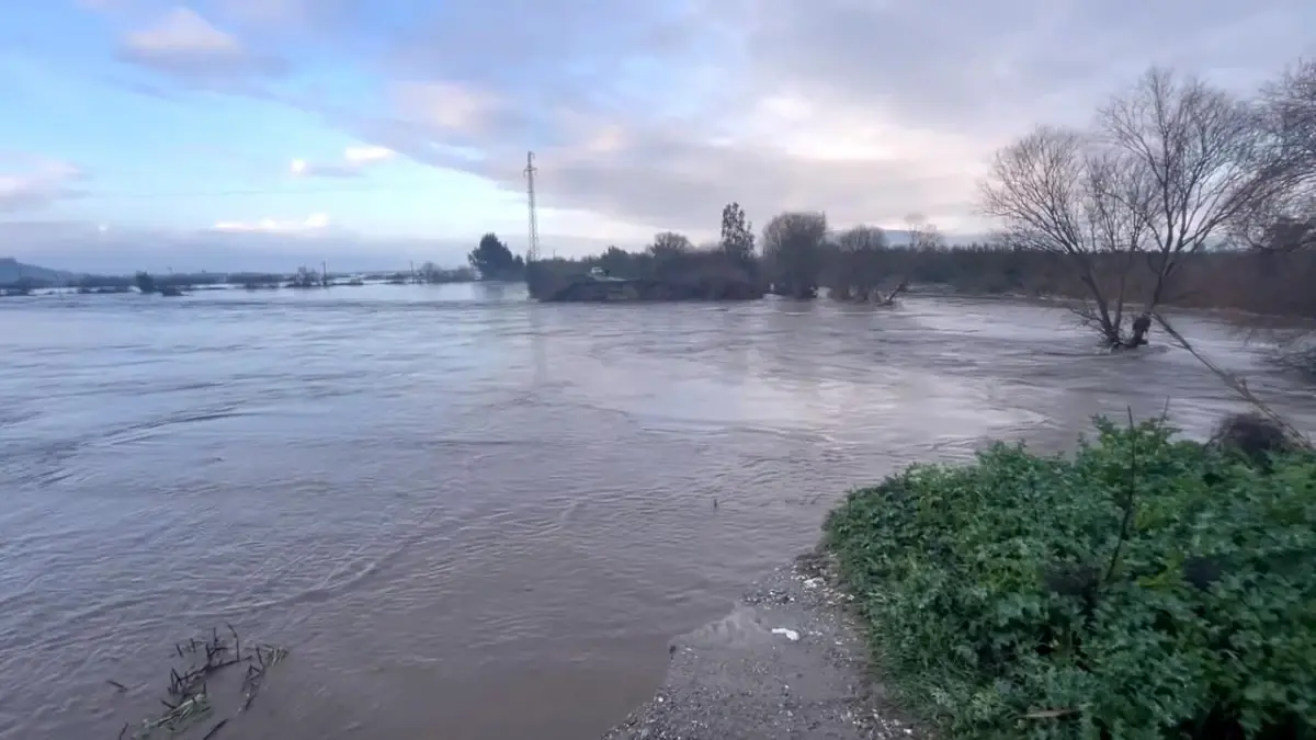 Sarıçay taştı, Bağarası'nda tarım arazileri sular altında