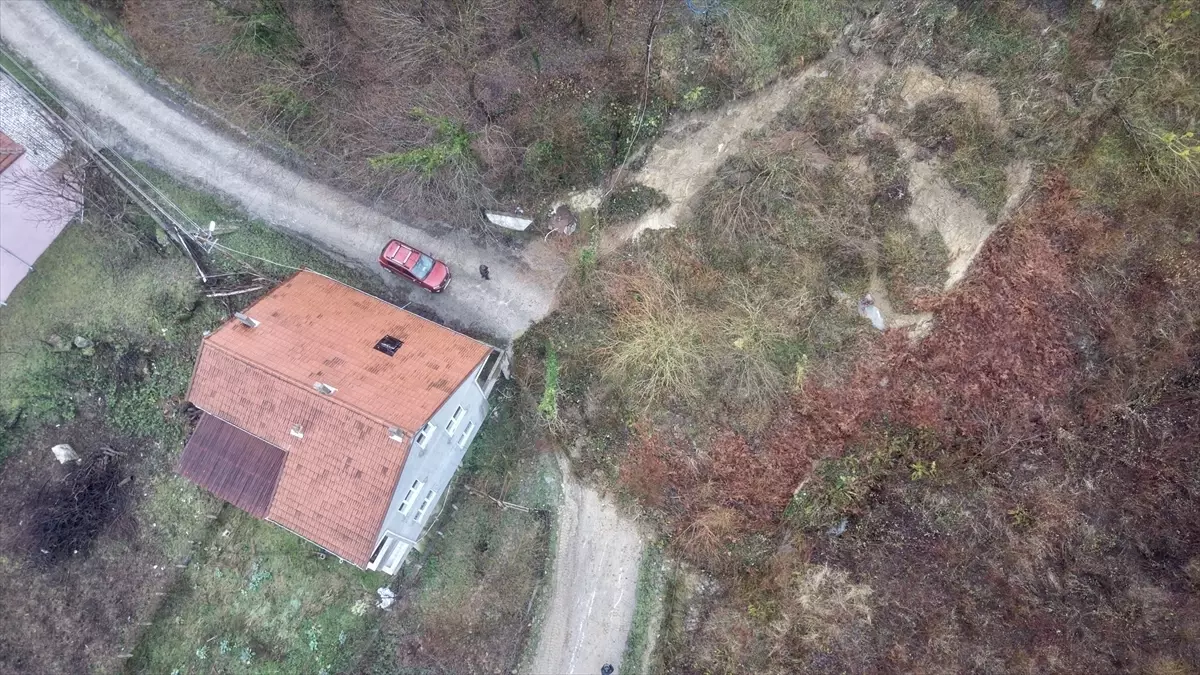Sinop'ta heyelan nedeniyle köy yolu ulaşıma kapandı