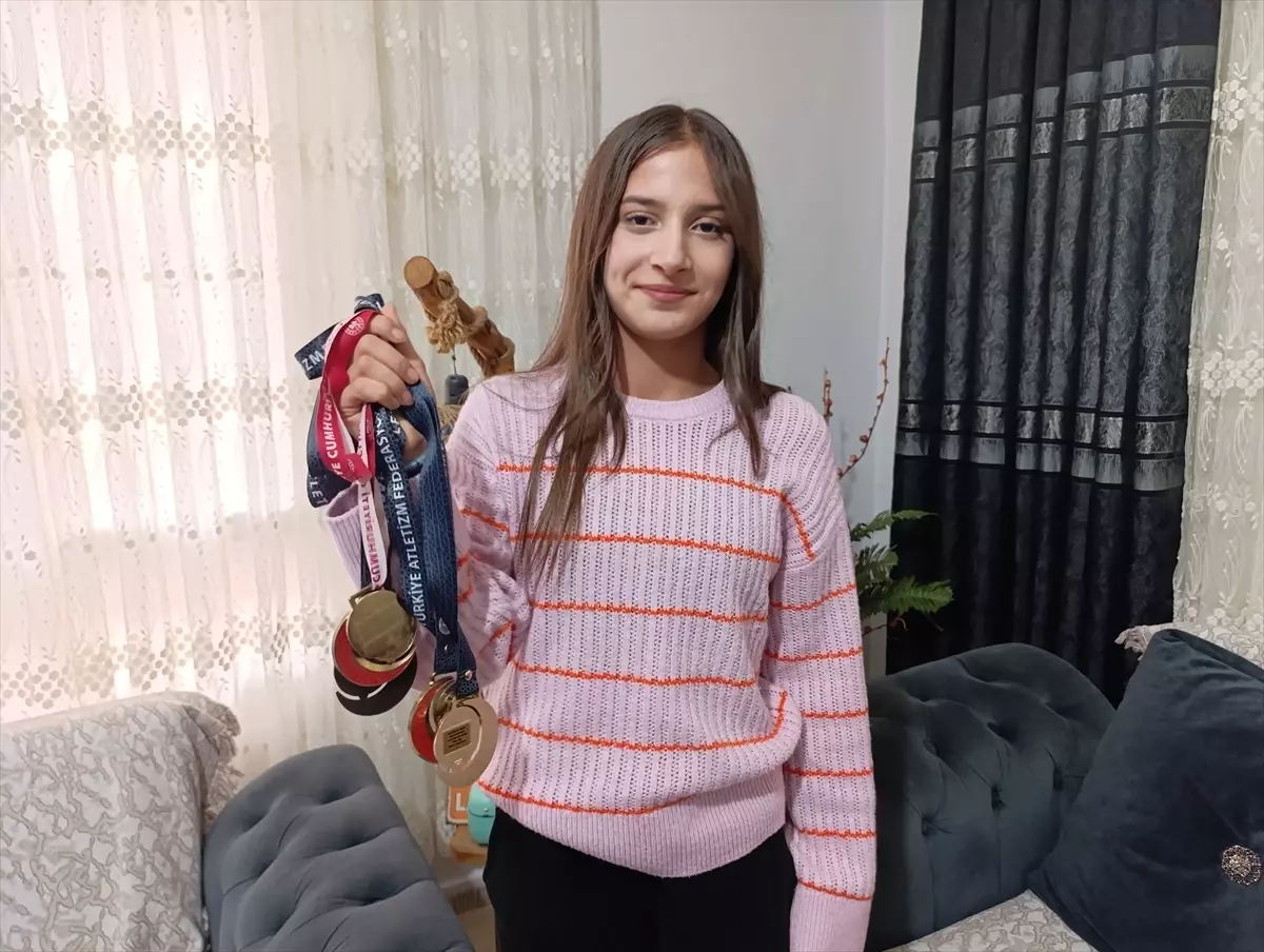 Sırıkla atlamada Türkiye rekoru kıran 13 yaşındaki Emine Elif çalışmalarının karşılığını aldı Açıklaması