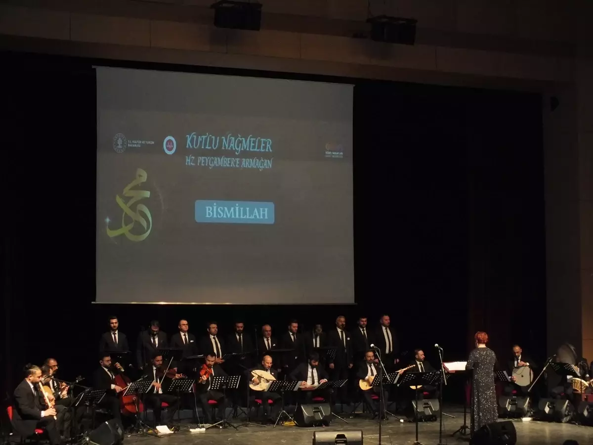 Sivas'ta Devlet THM Korosu sanatçıları konser verdi