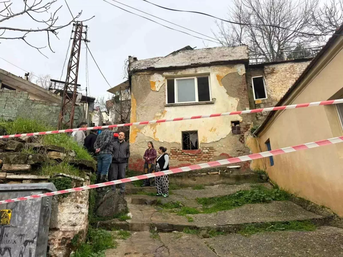 Söke'de yağmurun yumuşattığı evin duvarı çöktü