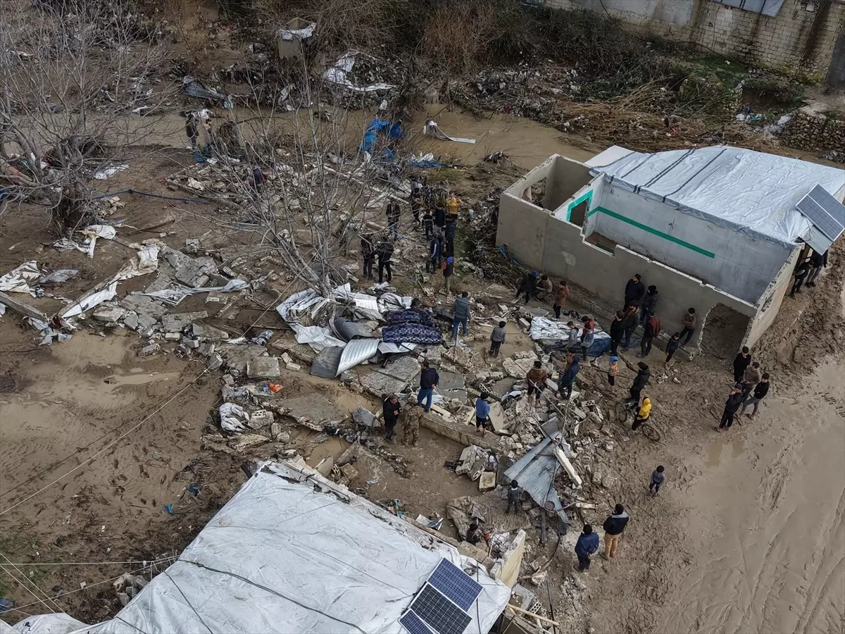 Suriye'nin İdlib ilinde şiddetli yağışlar 15 kampı vurdu, 300 çadır kullanılamaz hale geldi