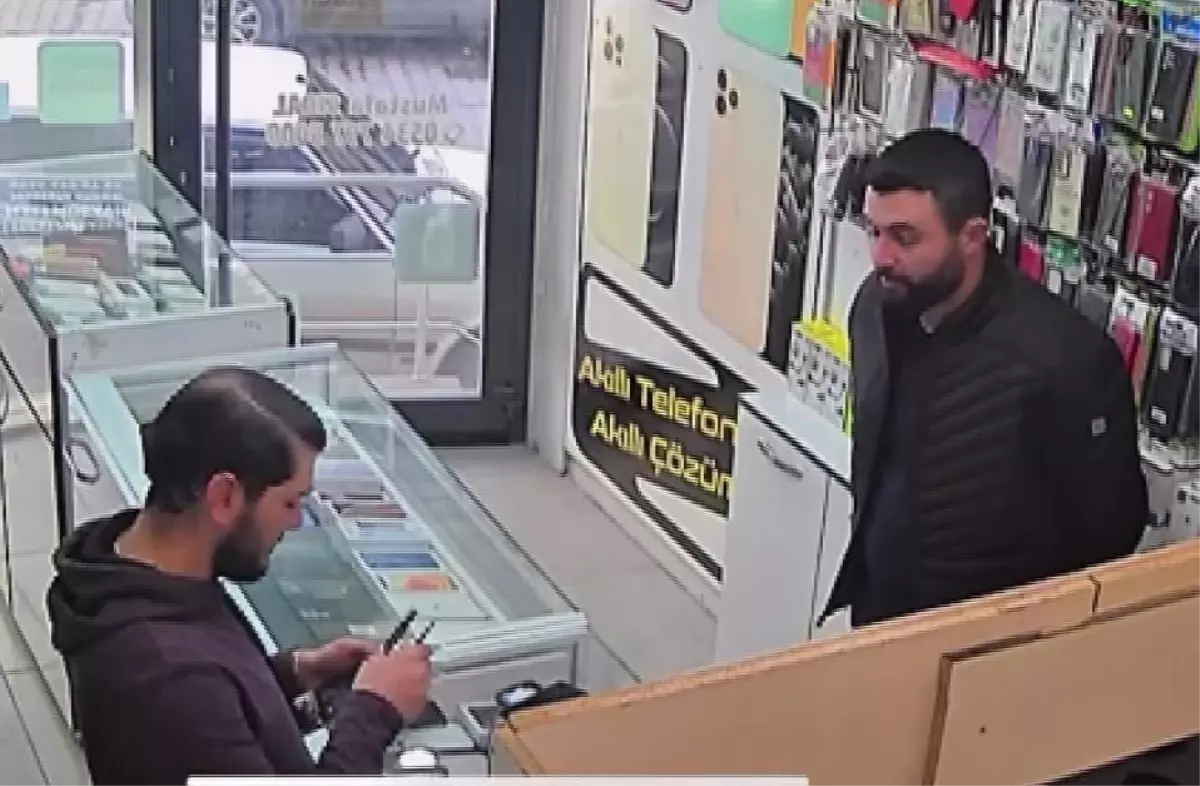 Tamire getirilen cep telefonunun bataryası patlayıp alev aldı