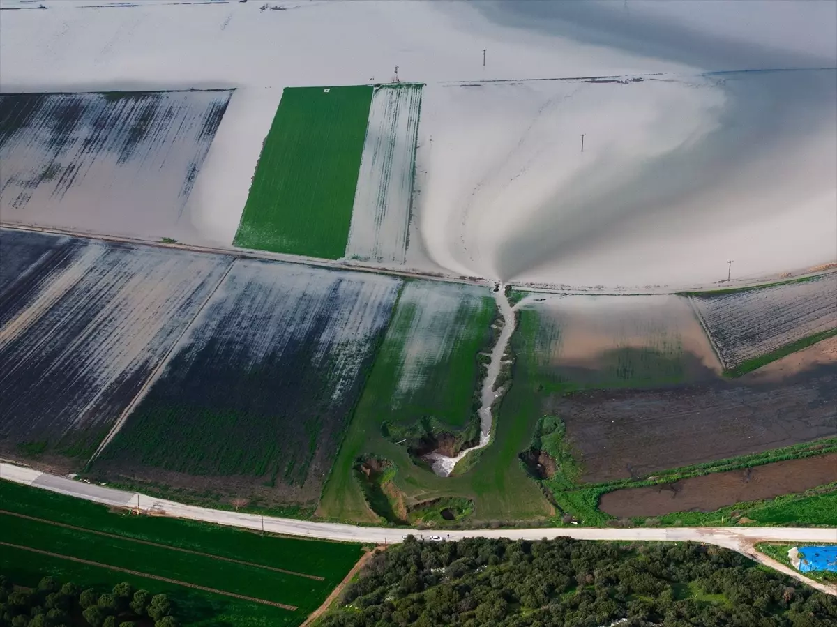 Tarlaları su altında kalan çiftçiler, açtıkları kuyular ve düdenlerle suyu yer altına aktarıyor