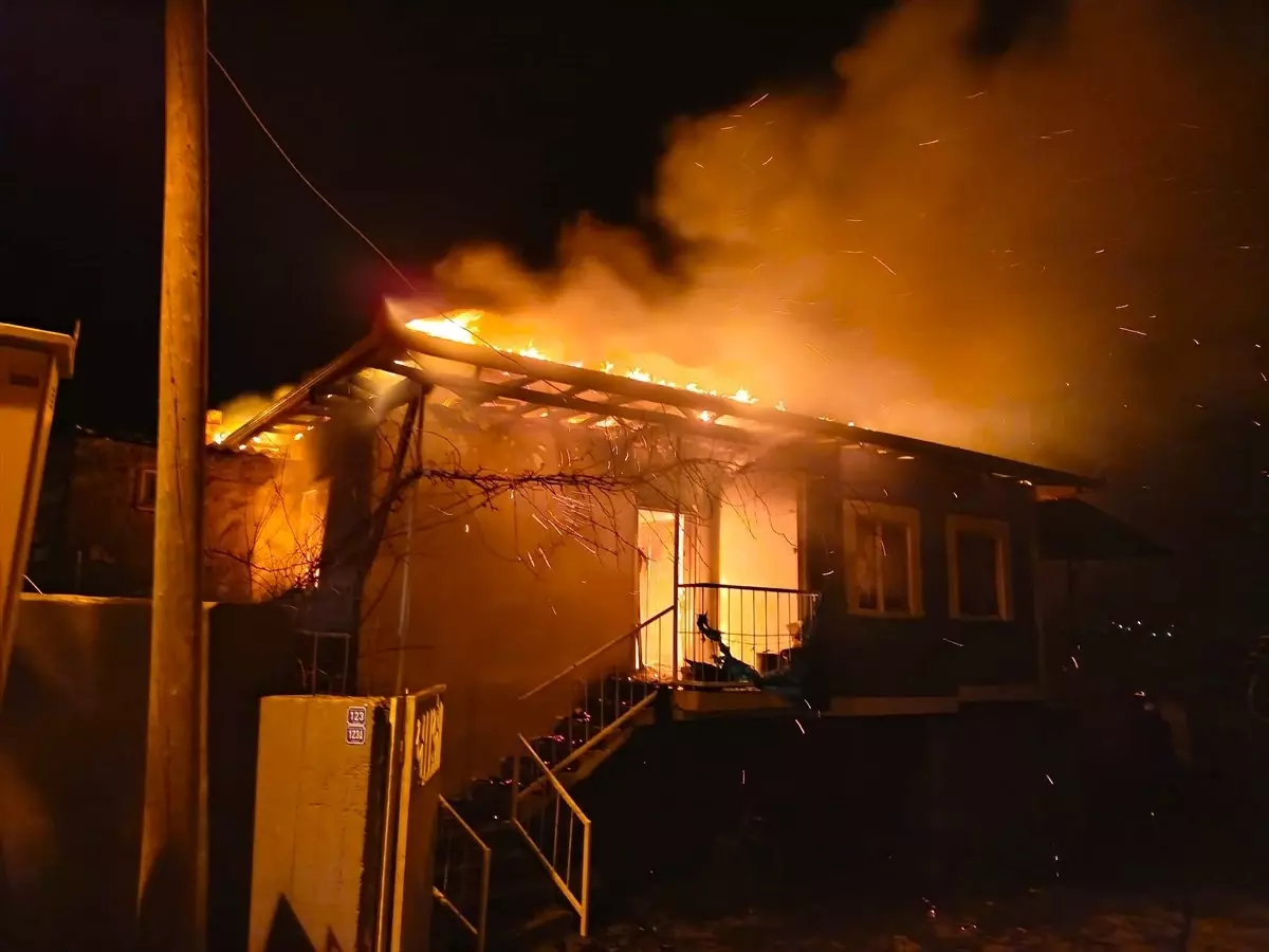 Taşova'da yangın çıkan ahşap ev kullanılamaz hale geldi