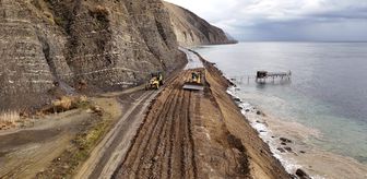 Tekirdağ'da heyelan nedeniyle trafiğe kapatılan yolda çalışmalar sürüyor