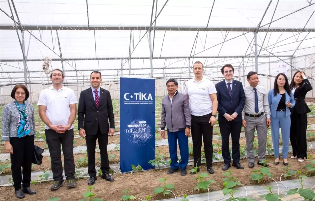 TİKA'dan Vietnam'da tayfundan etkilenen çiftçilere sera desteği