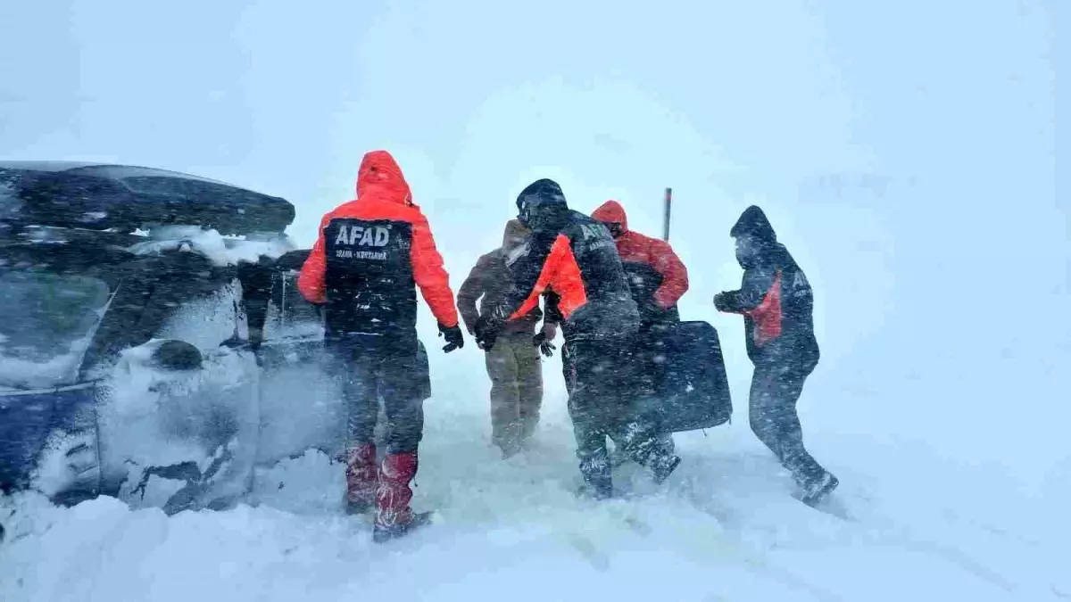 Tipide araçlarıyla mahsur kalan vatandaşları AFAD ekipleri kurtardı