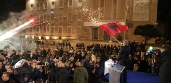Tiran'da hükümet karşıtı gösterilerde, Başbakanlık binasına molotofkokteyli saldırısı