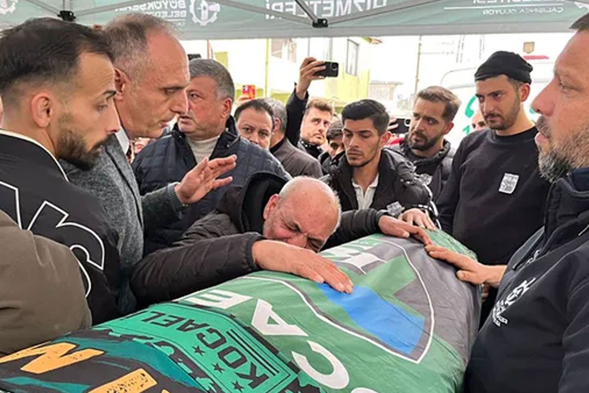Tribünden düşerek ölen Harda Kaçmaz toprağa verildi! Babasının feryatları yürekleri dağladı