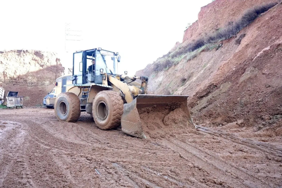Turgutlu'da şiddetli yağış toprak kaymasına neden oldu