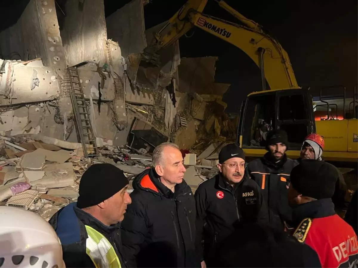 Unutulmayan fedakarlık: Kolunda kemoterapi serumuyla deprem bölgesinde çalıştı