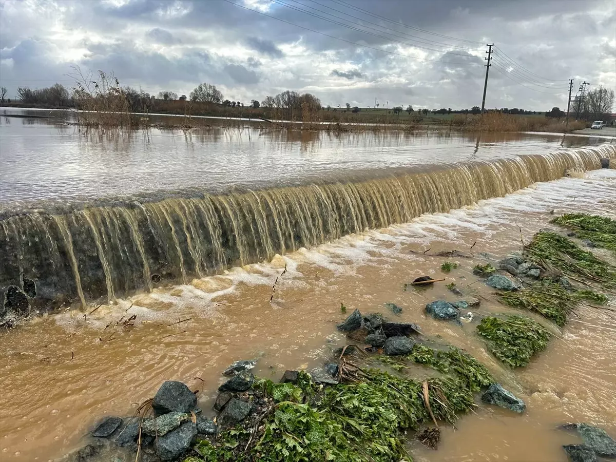 Uşak'ta derenin taşması sonucu tarım arazilerini ve iş yerlerini su bastı