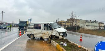 Uşak'ta refüje çarpan panelvandaki 1 kişi yaralandı