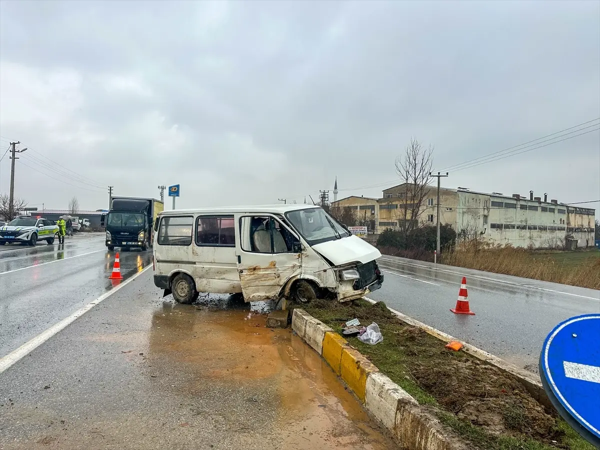 Uşak'ta refüje çarpan panelvandaki 1 kişi yaralandı