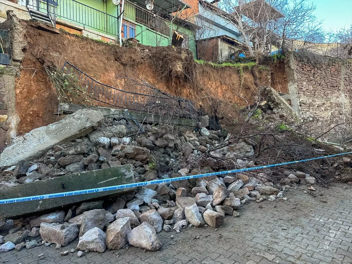 Uşak'ta toprak kayması ve istinat duvarının çökmesi sonucu 3 ev tahliye edildi