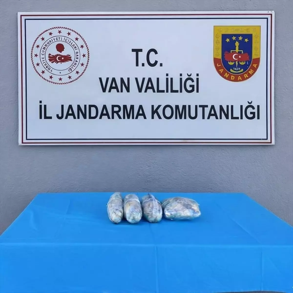 Van'da 1 kilo 978 gram esrar ele geçirildi