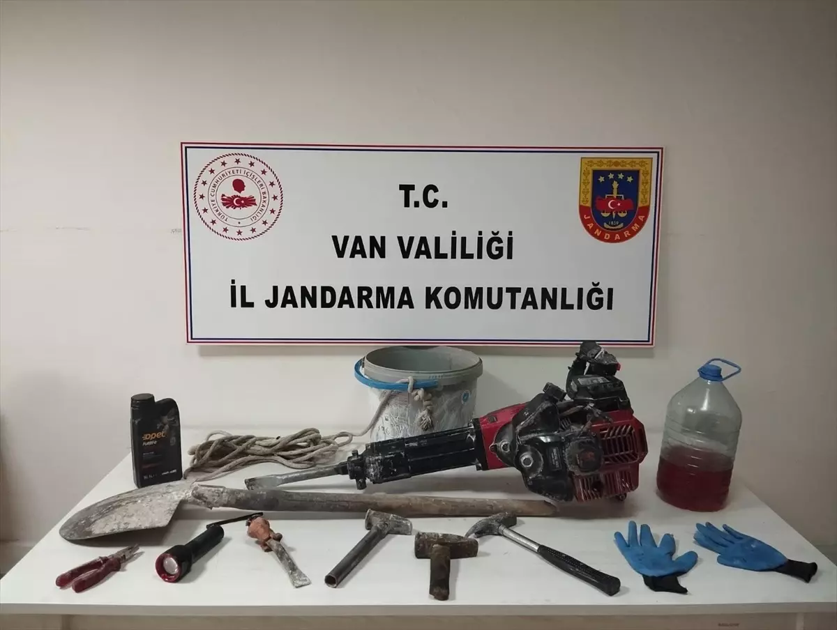 Van'da kaçak kazı yapan 4 kişi yakalandı
