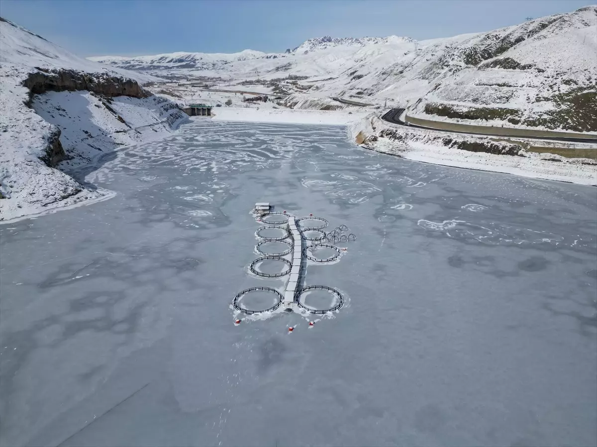 Van'da yüzeyi buz tutan Zernek Barajı dron ile görüntülendi