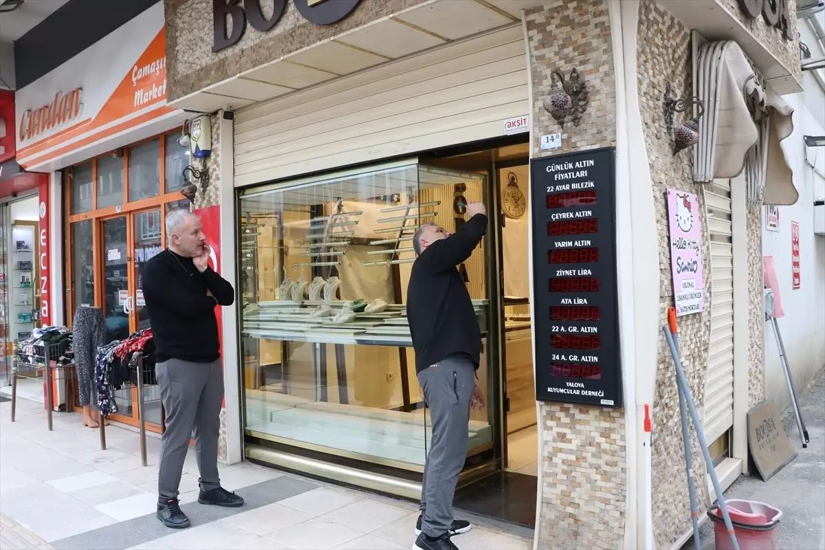 Yalova'da kopyaladıkları öne sürülen kumandayla kepenklerini açtıkları kuyumcu dükkanını soydular