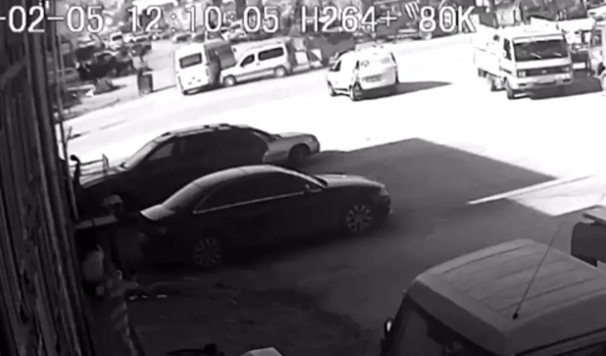 Yolcu minibüsü ile hafif ticari aracın karıştığı kaza anı kameraya yansıdı