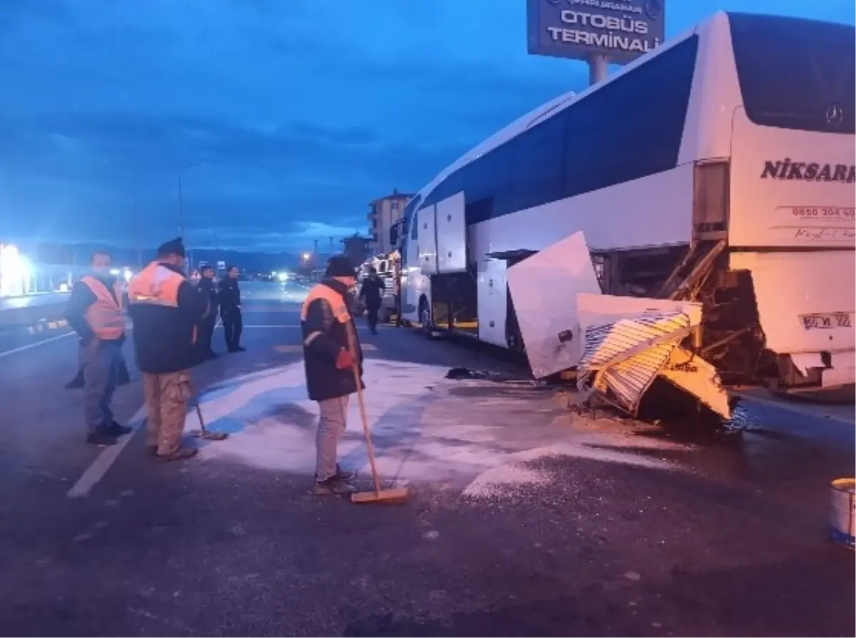 Yolcu otobüsüne çarpan hafif ticari aracın sürücüsü ağır yaralandı