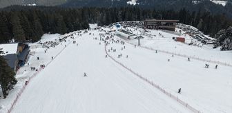 Yurduntepe Kayak Merkezi'nde ziyaretçiler hem kayak yaptı hem de halay çekip eğlendi