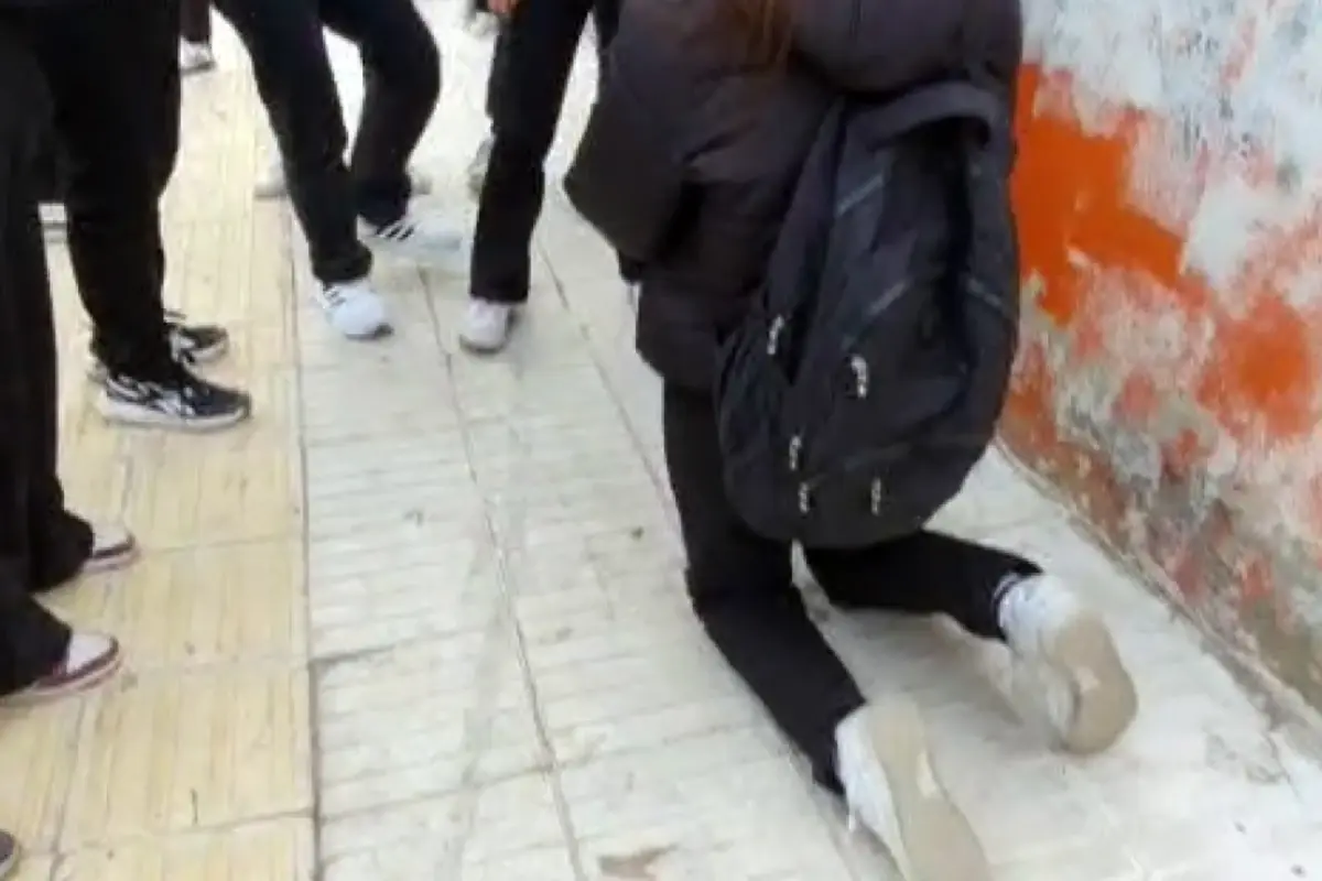 13 yaşındaki kız çocuğuna diz çöktürüp özür dilettiler