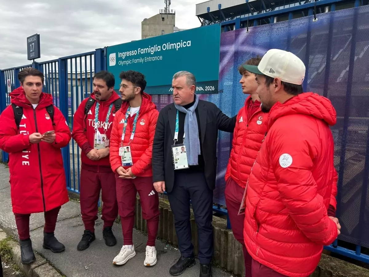 Bakan Bak İtalya'da milli sporcuları ziyaret etti