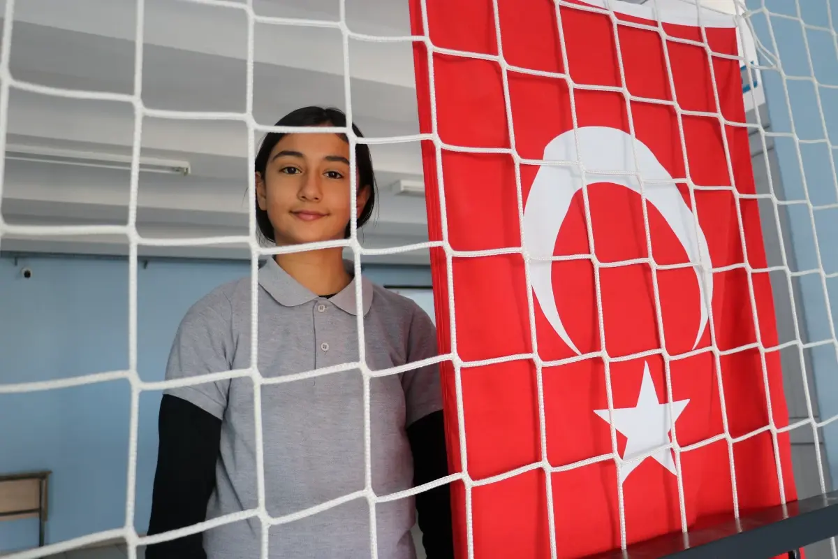 Diyarbakırlı Öğrenci, Katlanmış Türk Bayrağını Sevgiyle Düzeltti