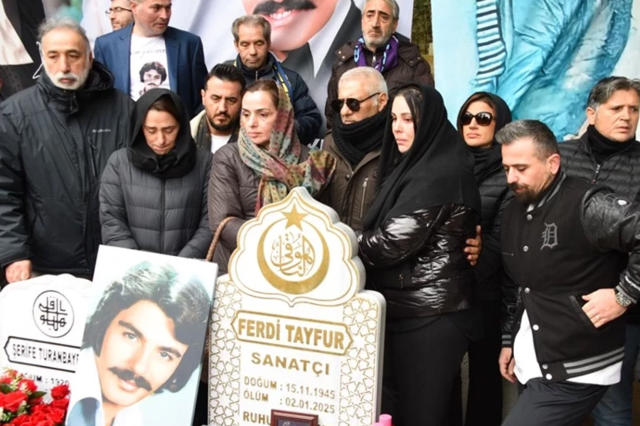 The photo taken at Ferdi Tayfur's grave drove his grandchild crazy: You are all liars